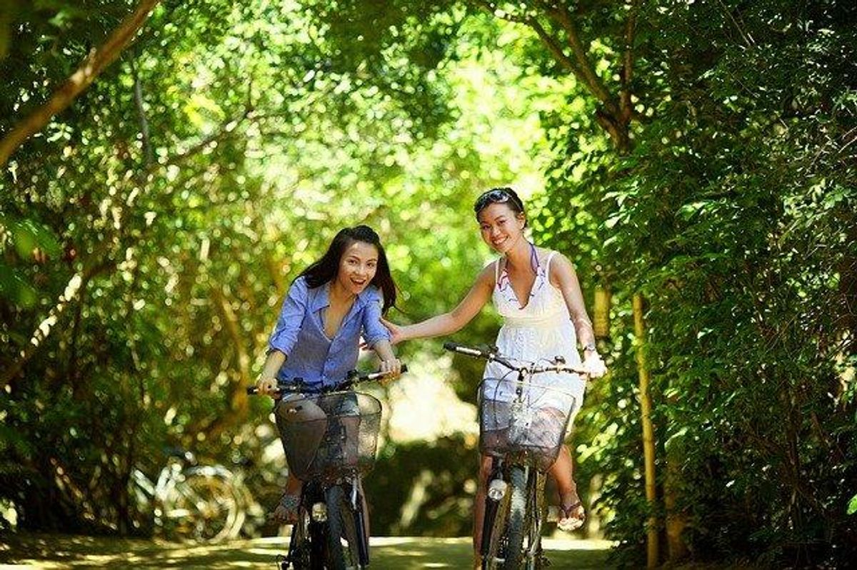 Frauen-fahrrad-wald