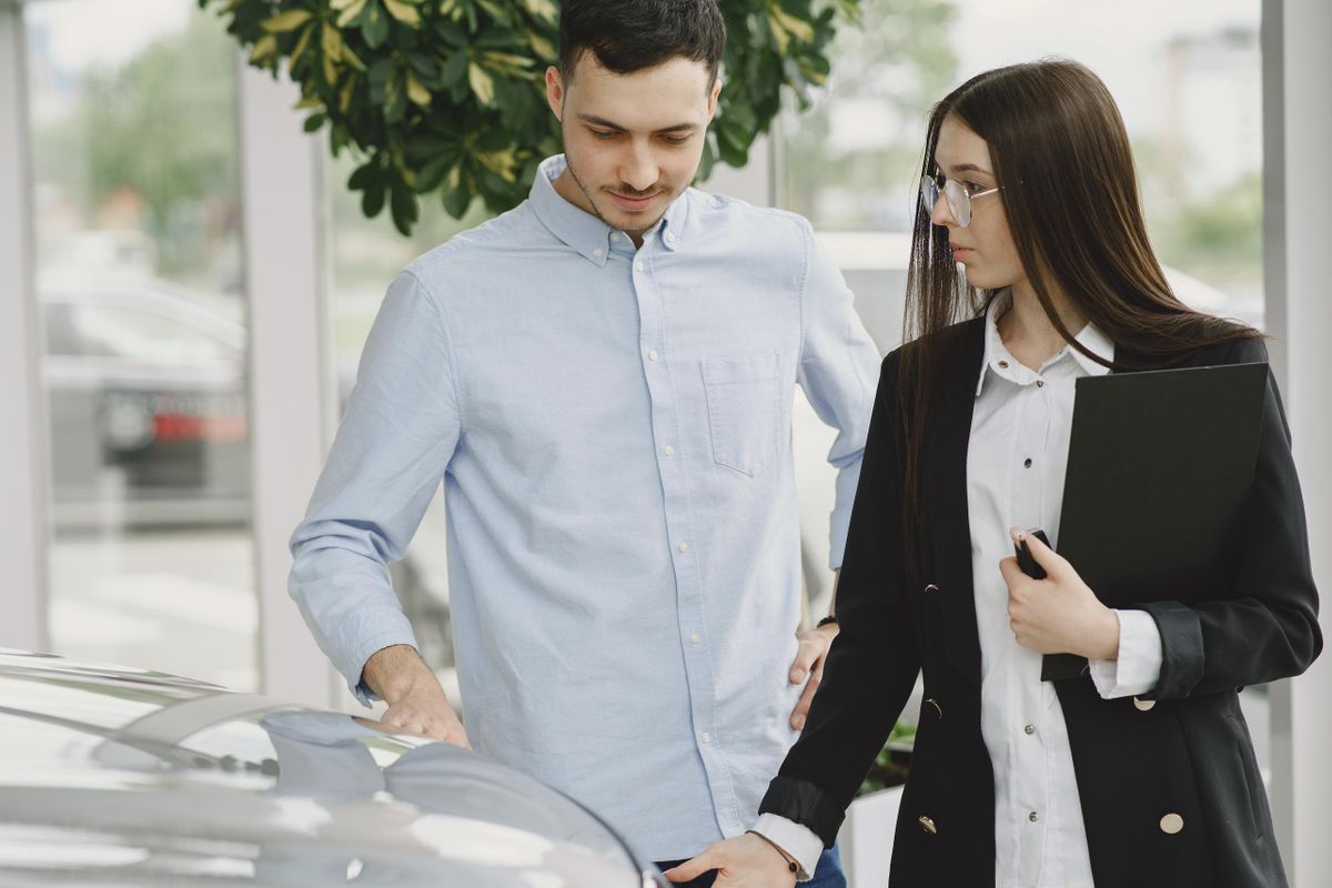 auto-beratung-leute-autohaus