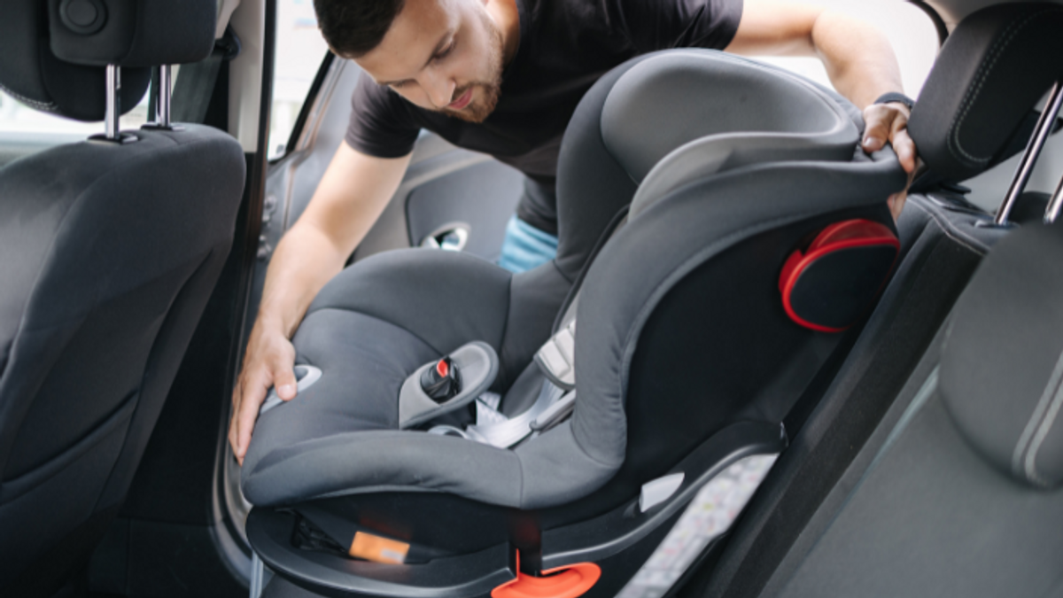 Kindersitz befestigen im Auto
