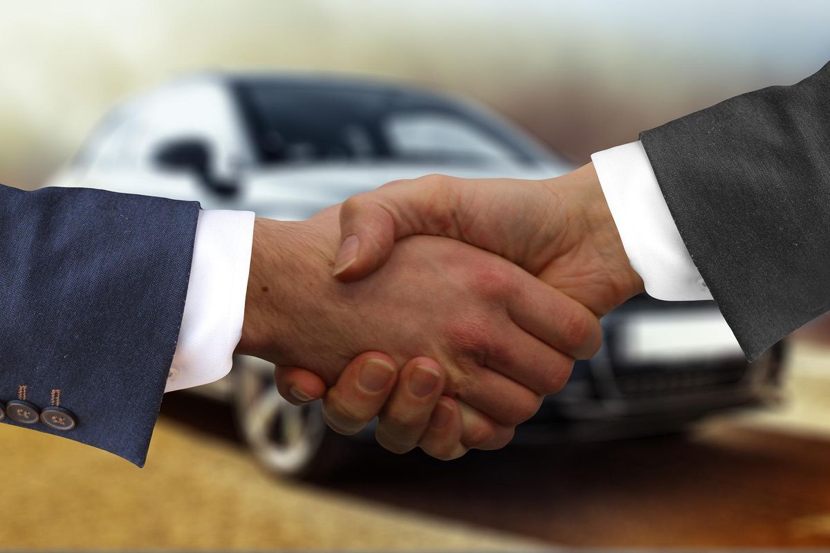 autokauf-kaufen-auto-handschlag