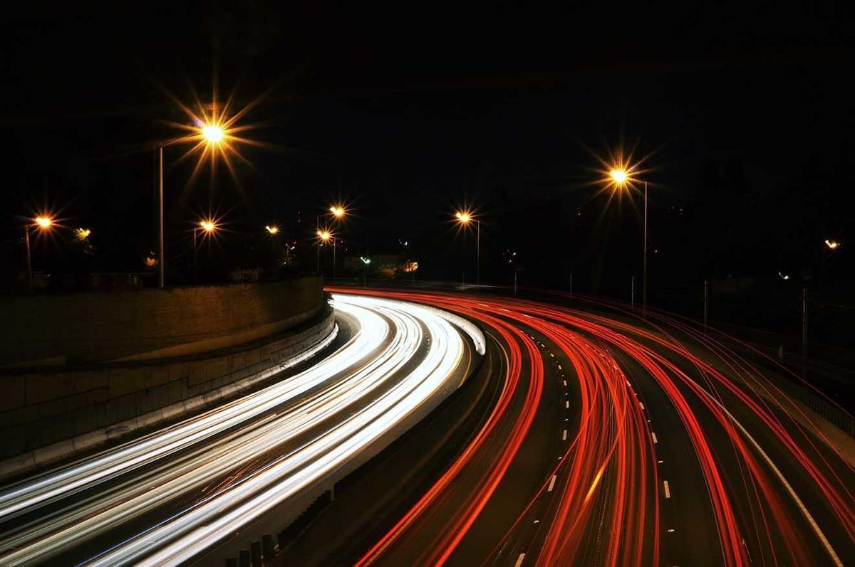 Straße bei Nacht Kurve