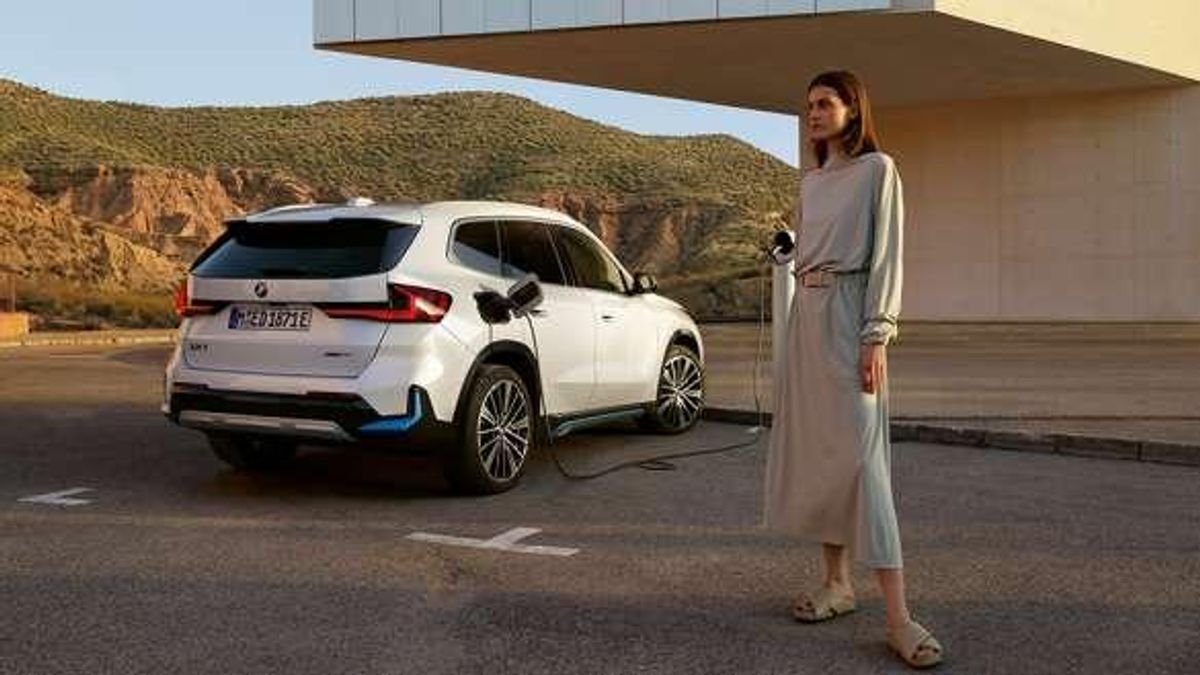 bmw-ix1-weiß-frau