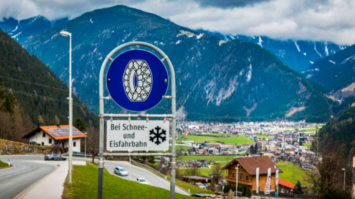 Verkehrsschild für Schneekettenpflicht bei Eis und Schnee