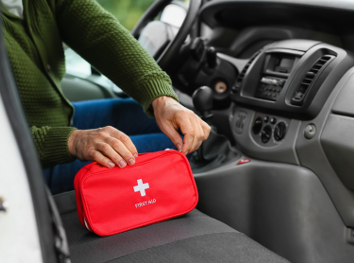 Verbandskasten im Auto
