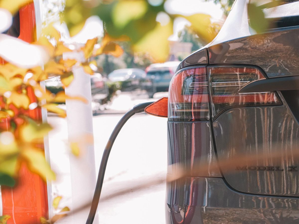 tesla-elektroauto-ladestation-laden